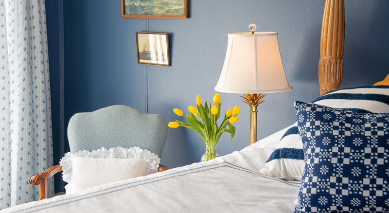 12 Maine Bedrooms That Could Remind You Of Salt Air - Decor Hint Bar Harbor Bedroom – Acadia's Natural Splendor