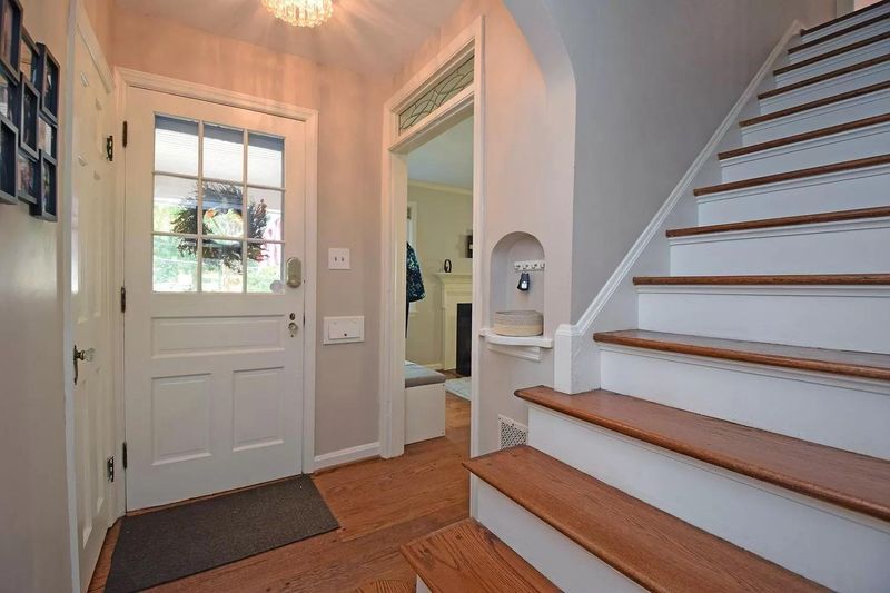 12 Chicago Entryways That Hide Clutter In Plain Sight - Decor Hint Vintage Telephone Niche Makeovers