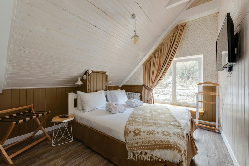 Use Neutral Colors And Simple Decor