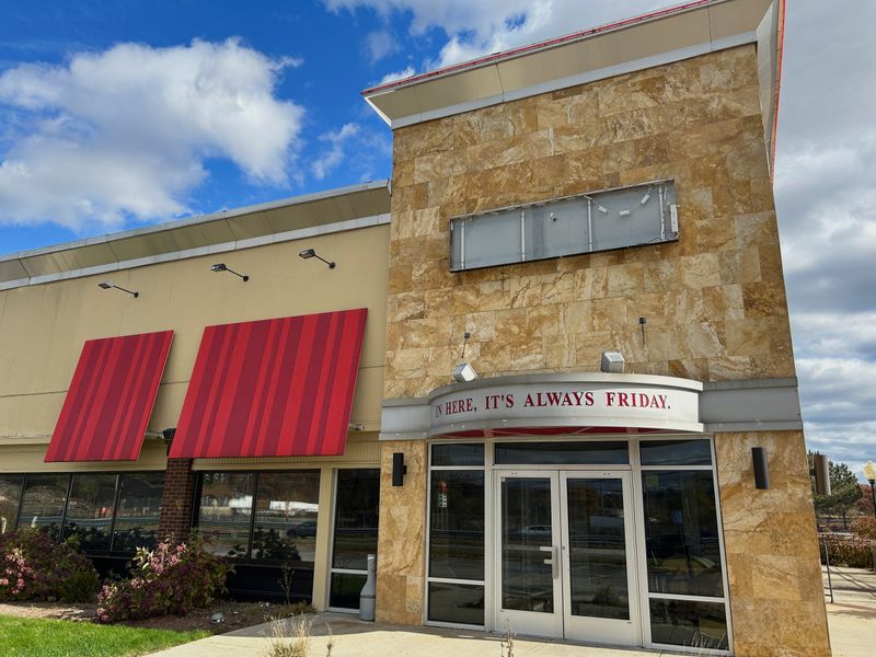 10 Chains Washington Diners Aren't Visiting Like They Used To - Decor Hint TGI Friday's Lost Weekend Magic