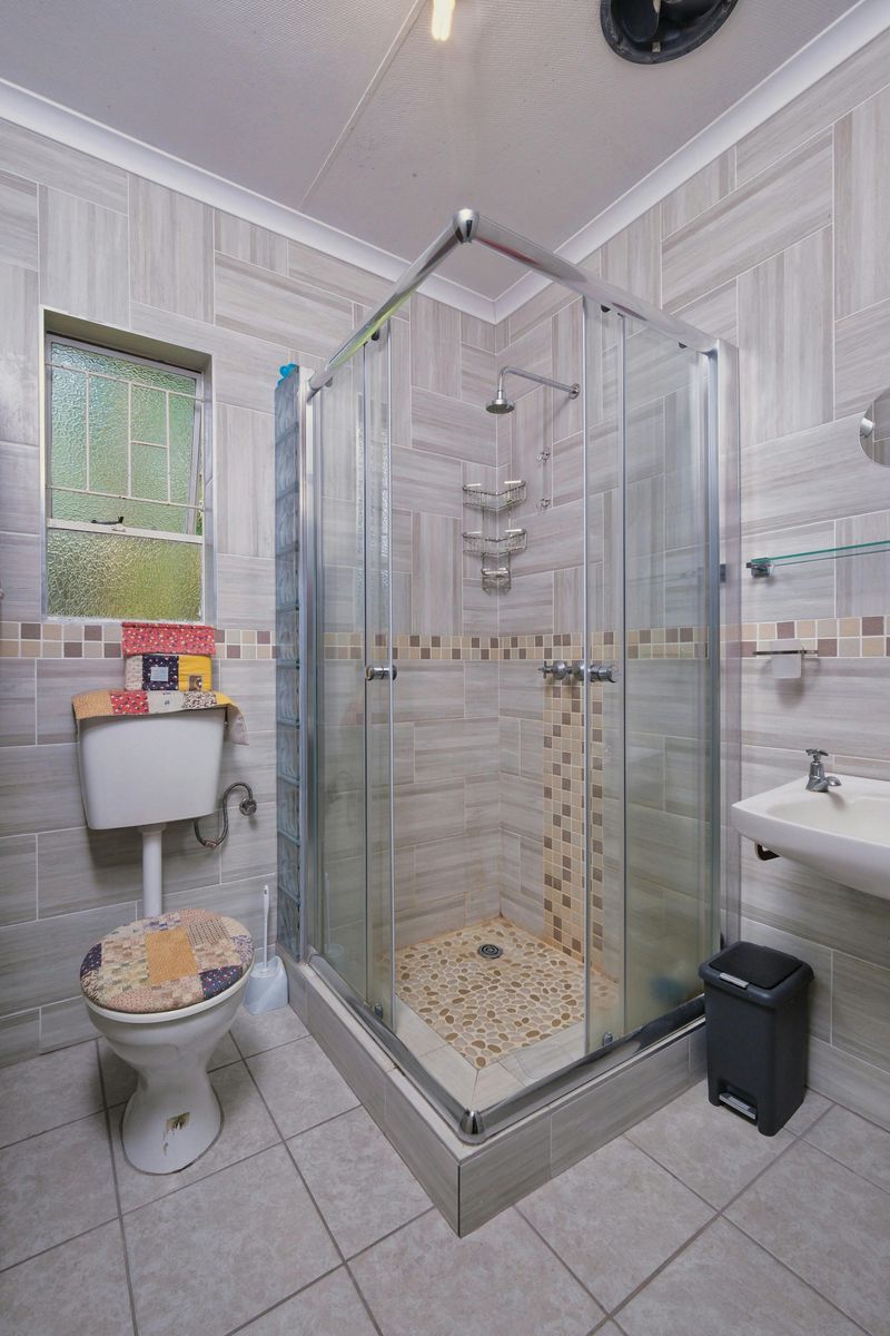 18 Practical Ways That May Increase Your Home's Appeal And Value Before Selling - Decor Hint Update Bathroom Caulk And Grout