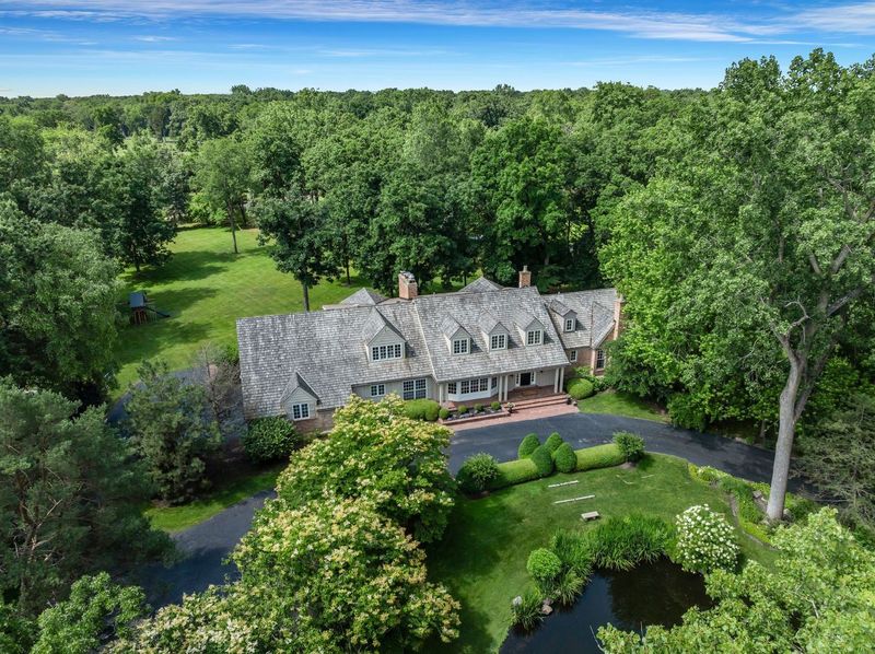 7 Farmhouses In Illinois That Prove Rustic Can Still Feel Fresh - Decor Hint Farmhouse Retreat With Pond