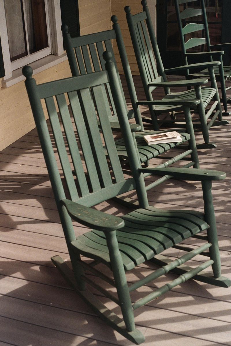 9 Retro Furniture Items That May Bring Nostalgia To Anyone Older Than 25 - Decor Hint Classic Rocking Chairs