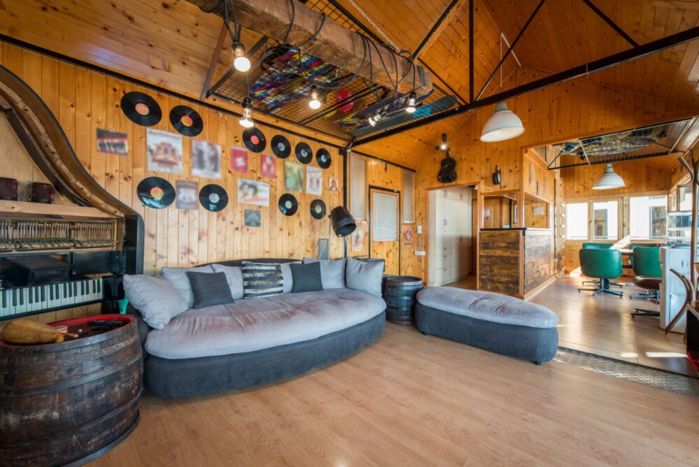Rooms With Overly Specific Themes - Decor Hint