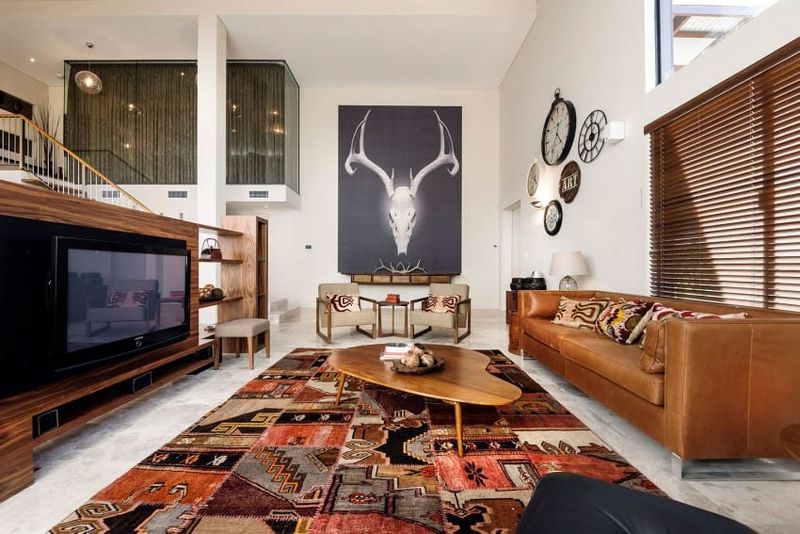 Statement Art Pieces With Flowing, Abstract Shapes