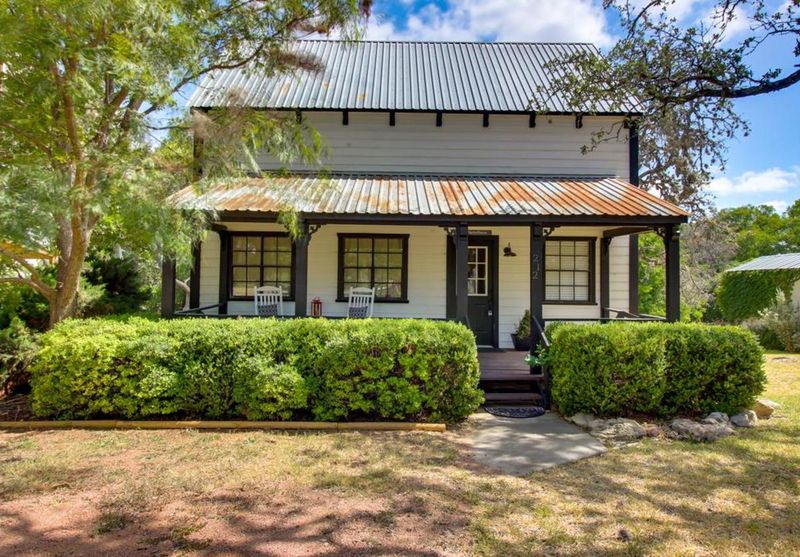 12 Texas Hill Country Homes With Rustic Elegance - Decor Hint Fredericksburg Farmhouse