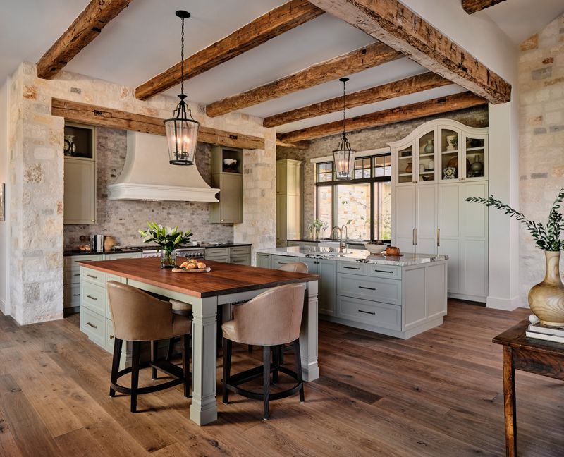 High-End Kitchens With Cabin Charm