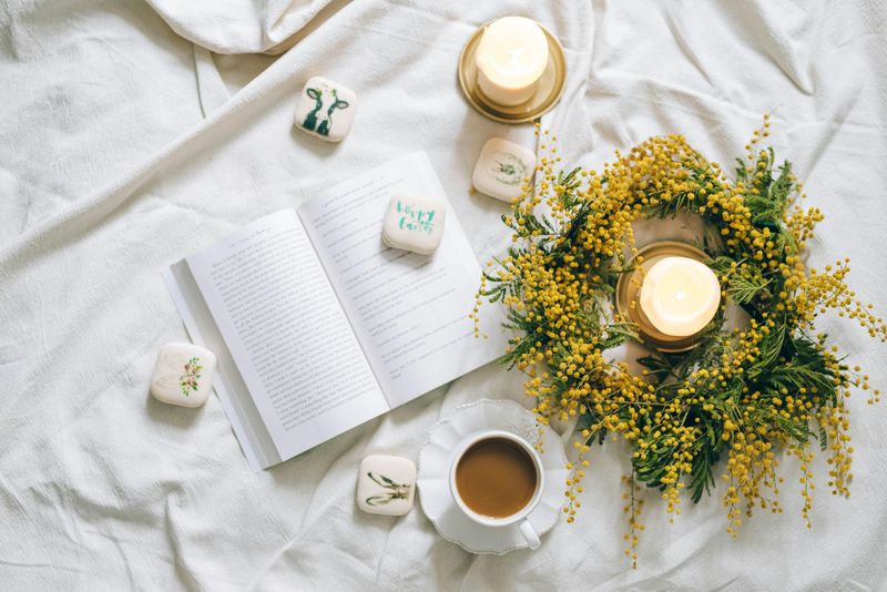 10 Halloween Wreath Ideas That Look Store Bought - Decor Hint Monochrome Candle Accent Wreath