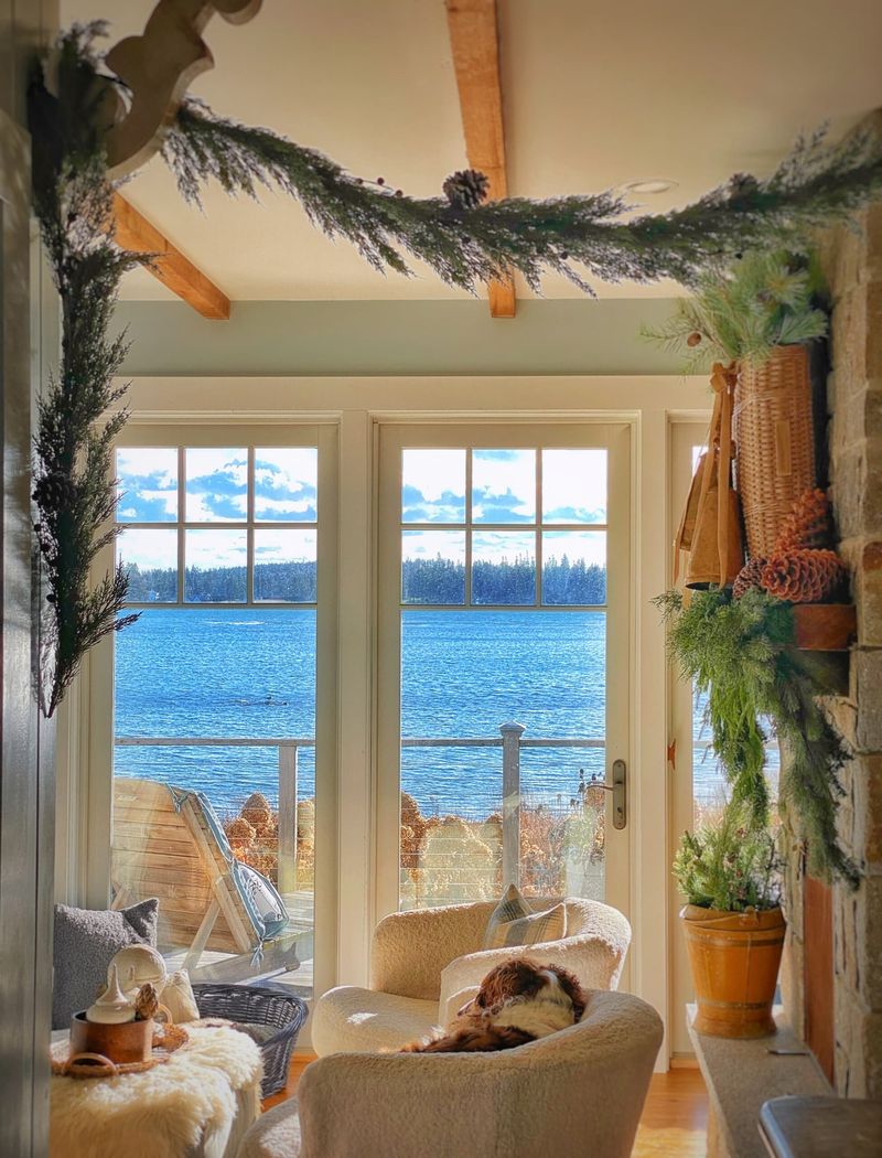 Maine Coastal Cottages With Interiors That Smell Like Summer - Decor Hint Pine-Scented Reading Nooks