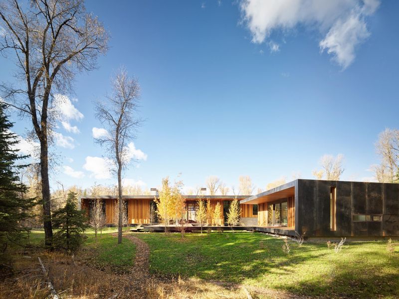 7 Reasons This Glass Home Is The Dream Getaway For Teton Mountain Lovers In Wyoming - Decor Hint Climate-Responsive Design For All Seasons