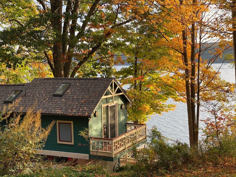 Cayuga Lakehouse With Midcentury Zen