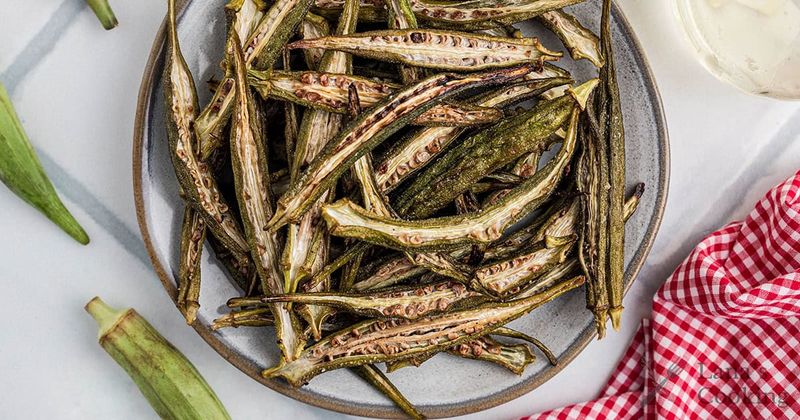 20 Appetizers So Good, Everyone In Georgia Will Beg For The Recipe - Decor Hint Blackened Okra With Creole Dipping Sauce