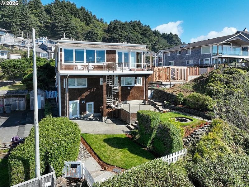 12 Oregon Coastal Homes With Breezy Timeless Style - Decor Hint Oceanfront Stunner