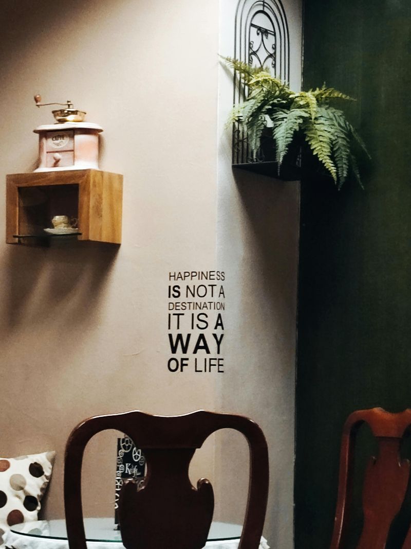 12 Outdated Home Trends To Rethink This Year - Decor Hint Word Art And Inspirational Quotes