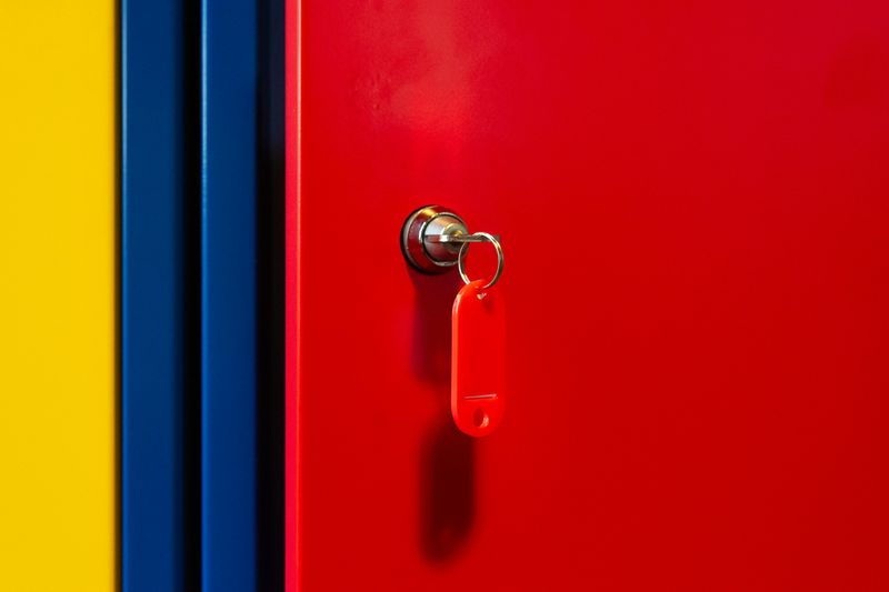 14 Common Security Mistakes That Can Compromise Your Property - Decor Hint Keeping Spare Keys With Identifying Information