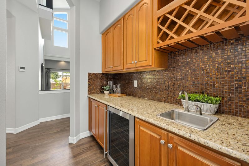 9 Modern Backsplash Ideas That May Increase Appeal And Worth - Decor Hint Glass Mosaic Panels