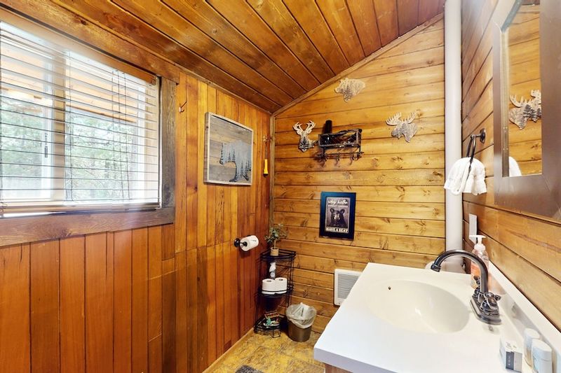 Leavenworth Alpine Cabin Bathroom