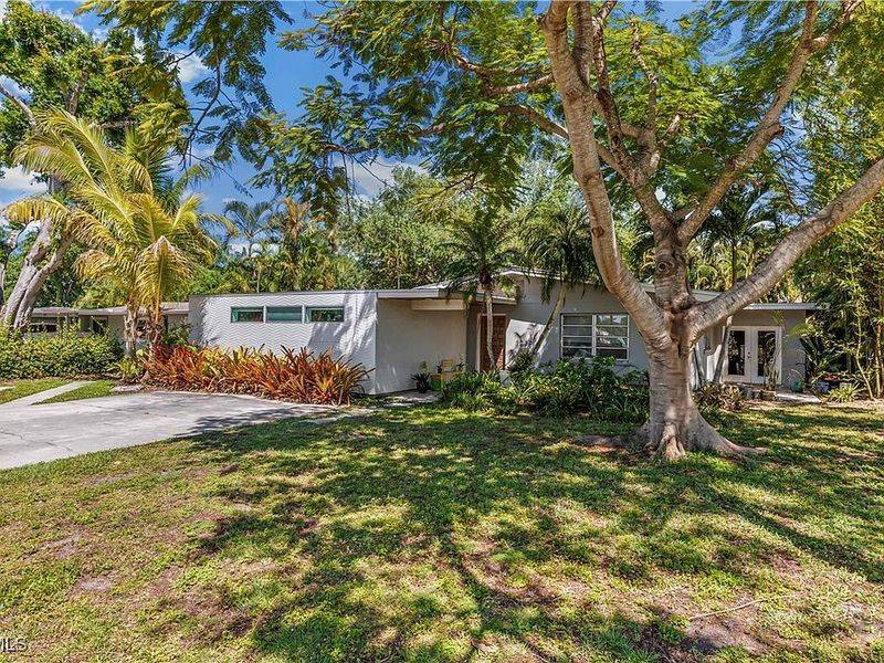 10 Florida Ranch Houses With Backyards Made For Entertaining - Decor Hint Mid-Century Marvel On Morningside Drive