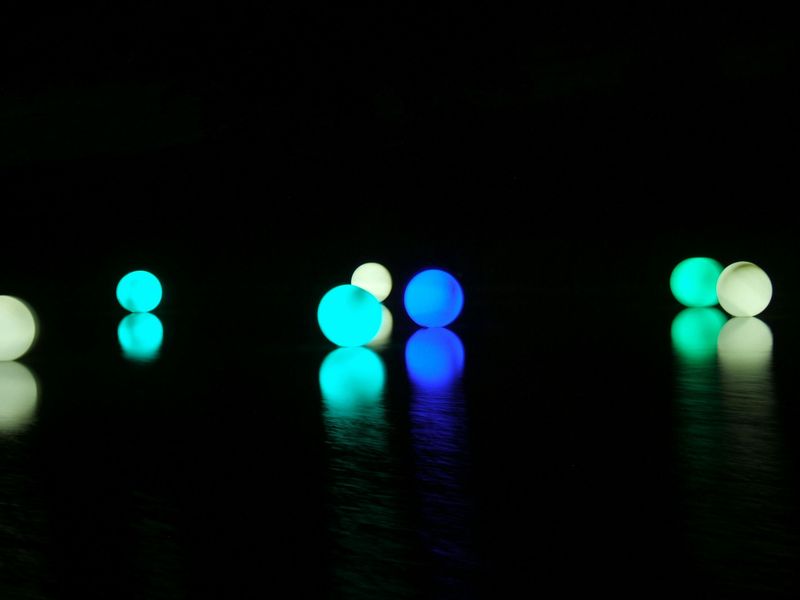 11 Practical And Stylish Ways To Light Up Your Garden - Decor Hint Floating Pool Or Pond Lights