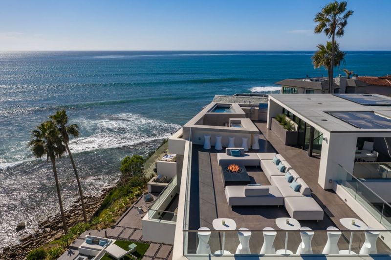 La Jolla Contemporary Rooftop Lounge