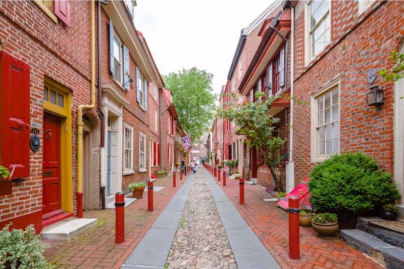 7 Philly Row Homes That Highlight Timeless Brick Craftsmanship - Decor Hint Queen Village Trinity Houses – Vertical Brick Marvels