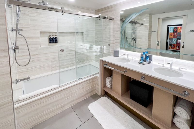 Orlando Resort-Style Bathroom – Florida