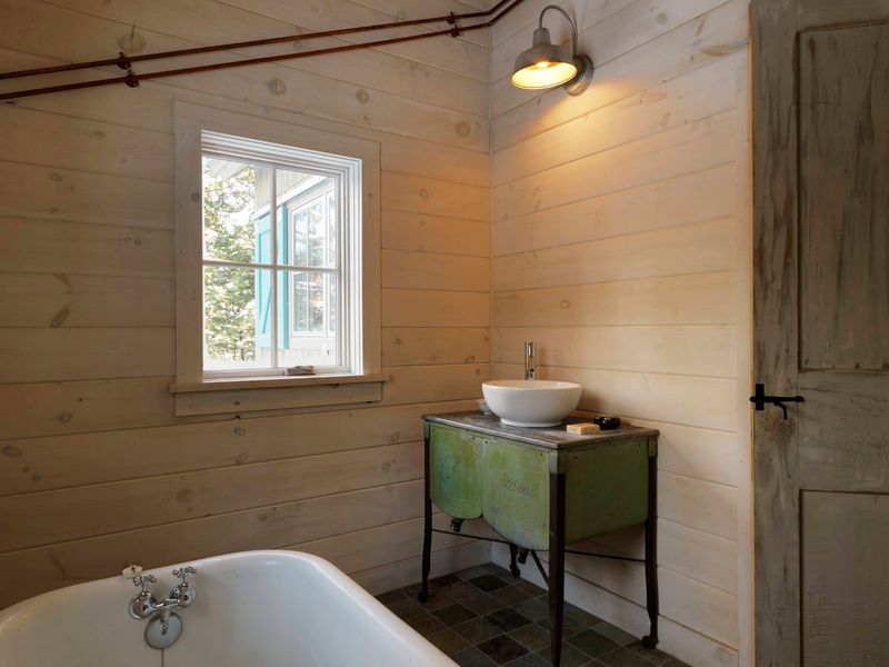 12 Vermont Cabin Bathrooms Where Winter Feels Like Retreat - Decor Hint Vintage Farmhouse Warmth