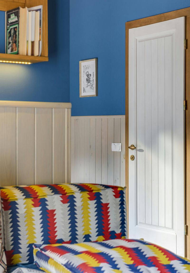 7 Easy Paint Updates For A More Welcoming Entryway - Decor Hint Door Trim Highlight