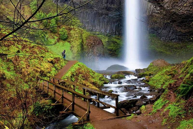 Waterfall Views In Columbia River Gorge Retreats