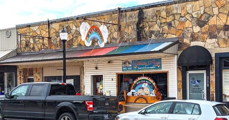 8 Historic Arkansas Squares With Diners You'd Never Expect - Decor Hint Mountain Music And Homestyle Cooking