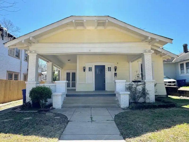 Step Onto The Front Porch Of These Classic Ohio Craftsman Homes - Decor Hint The Glenville Beauty With Tapered Columns