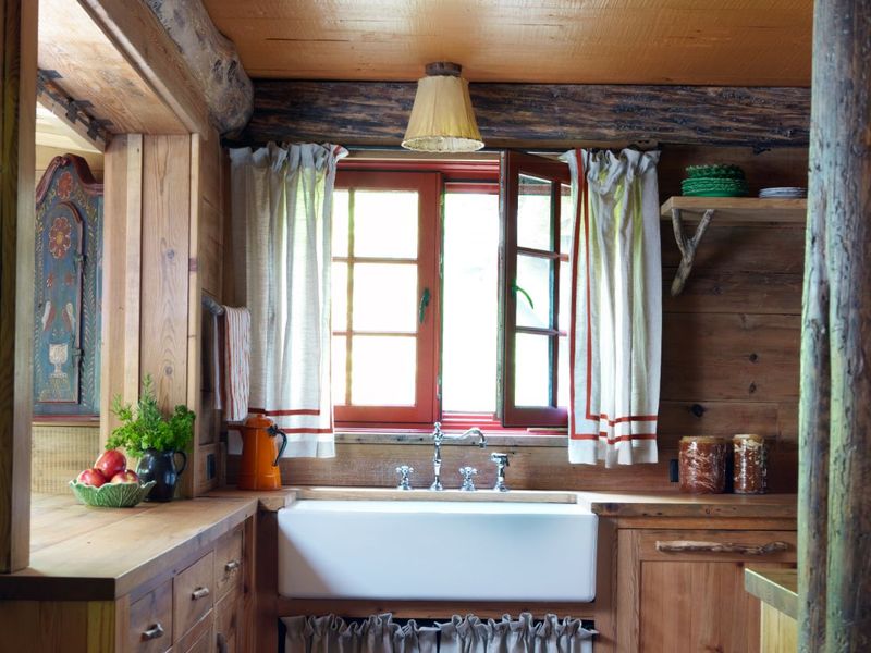 10 Colorado Cabin Kitchens That Glow With Rustic Charm - Decor Hint Farmhouse Sink: The Heart Of Mountain Hospitality