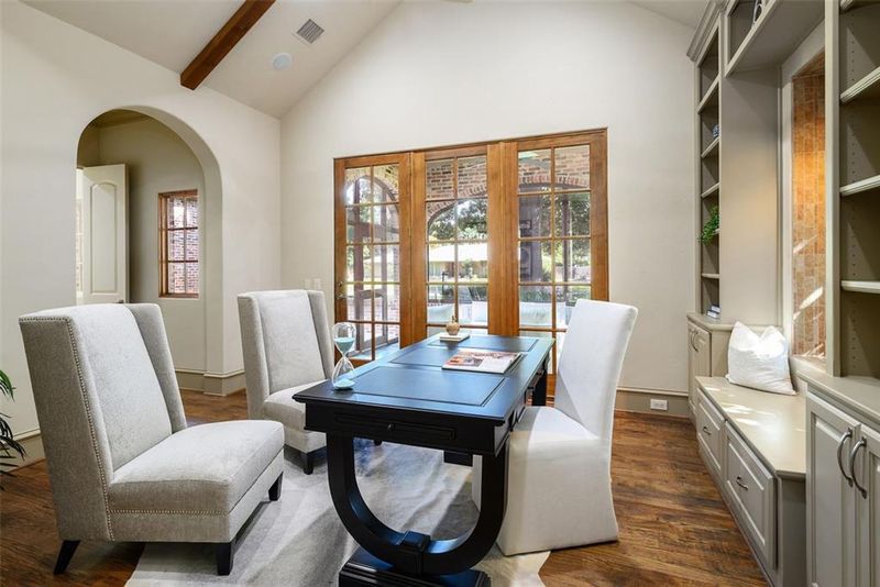 12 Dallas Ranch Homes With Honey-Toned Wood That Glows In Autumn Light - Decor Hint Willow Lane's Timber Haven