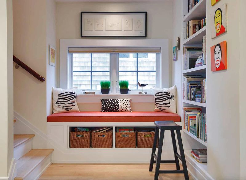 8 Seattle Home Corners Where Books Meet Beautiful Seating - Decor Hint Hallway Hideaway