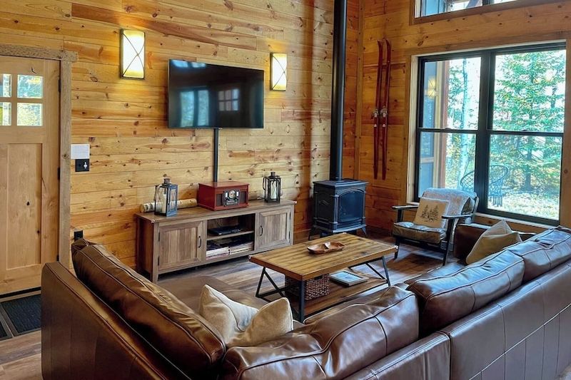 12 Michigan Lake Houses That Nail Cozy Style With Layers, Textures, And A Touch Of Plaid - Decor Hint Cedar Ridge Escape