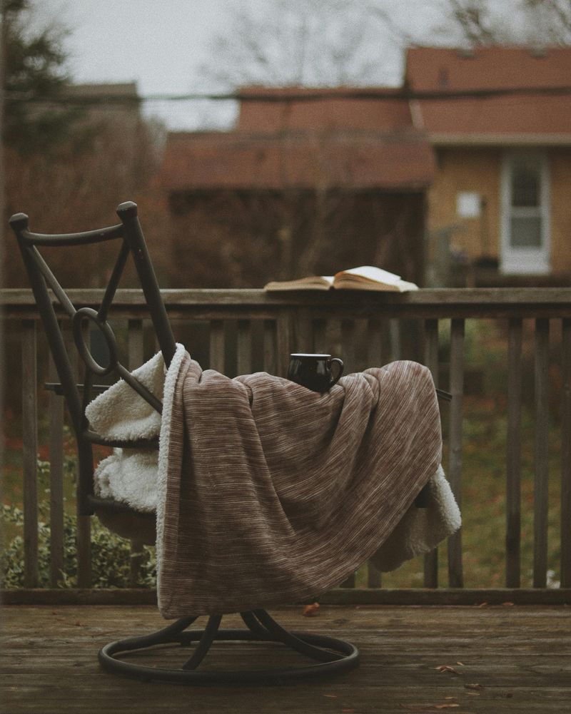 5 Porch Rocking Chair Setups That Capture Fall Afternoons - Decor Hint Vintage Metal Rockers with Warm Blankets