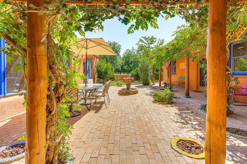12 New Mexico Pueblo-Style Homes Straight Out Of A Storybook - Decor Hint Santa Fe Courtyard Casita