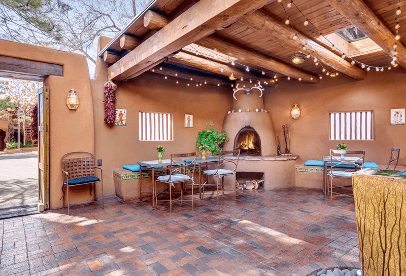6 Santa Fe Outdoor Kitchens Incorporating Rich Earthy Hues And Color-Blocking - Decor Hint Cooking Pavilion Charm