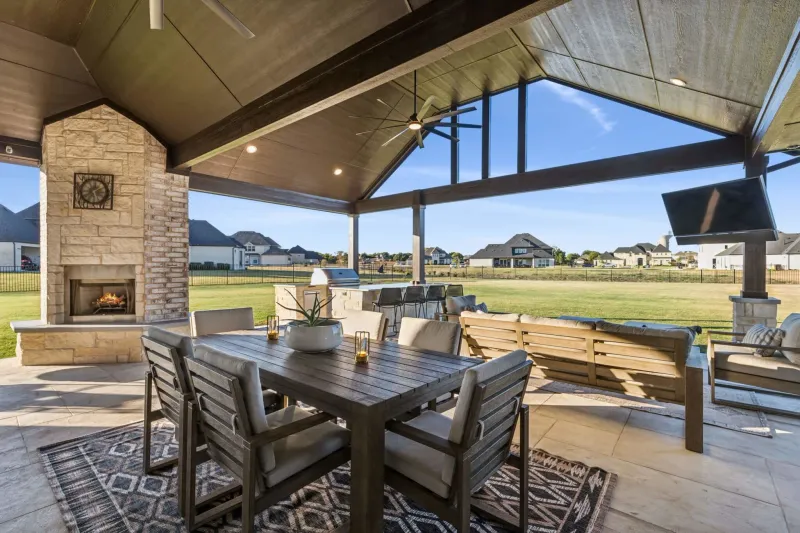Texas Outdoor Spaces That Bring The Comfort Of Home Outside - Decor Hint Covered Patios With All The Fixings