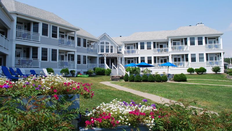 19 Historic Coastal Cottages That Define Maine's Charm - Decor Hint The Beachmere Inn – Ogunquit's Marginal Way Landmark