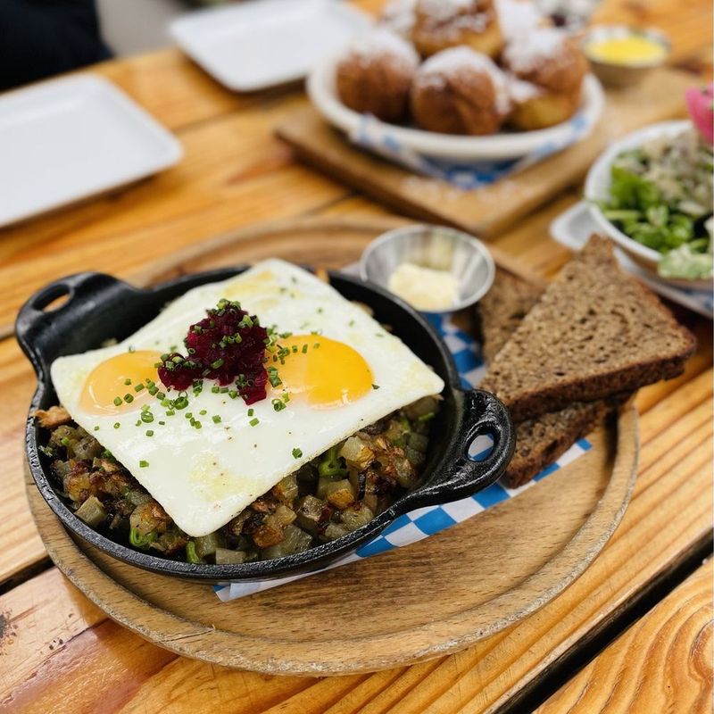 Cafe Rowan: Forest-Inspired Flavors