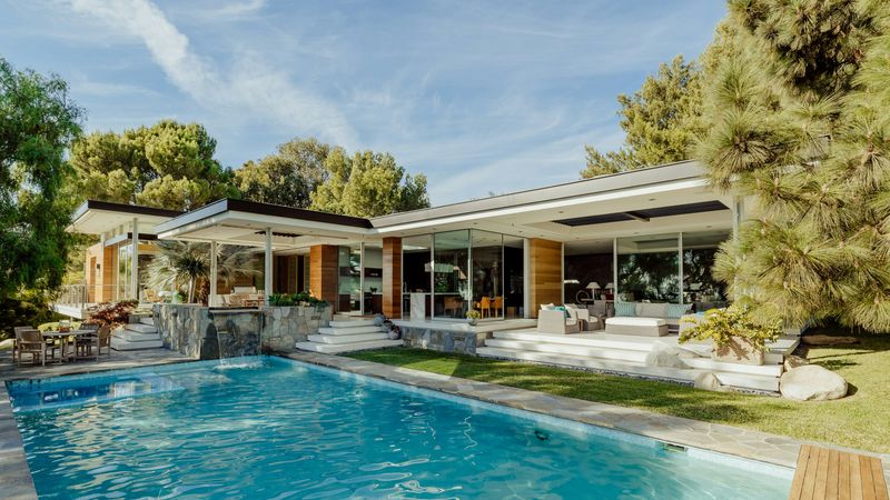 12 Malibu Beachfront Homes With Light And Breezy Coastal Vibes - Decor Hint Mid-Century Malibu Marvel