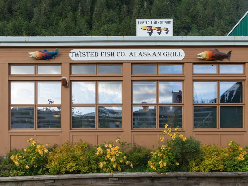 10 Alaska Salmon Shacks With Dockside Charm - Decor Hint Twisted Fish Company Alaskan Grill — Juneau, AK