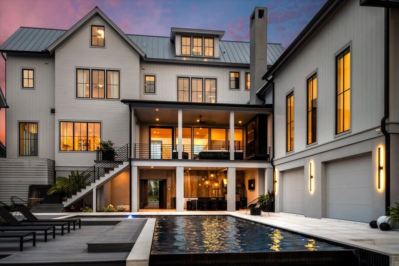 9 Savannah Squareside Homes That Feel Straight Out Of A Fairy Tale - Decor Hint The Moonlight Magnolia Mansion