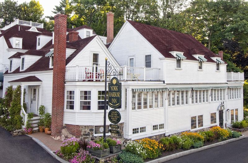 19 Historic Coastal Cottages That Define Maine's Charm - Decor Hint The York Harbor Inn – York Harbor's Colonial Connection