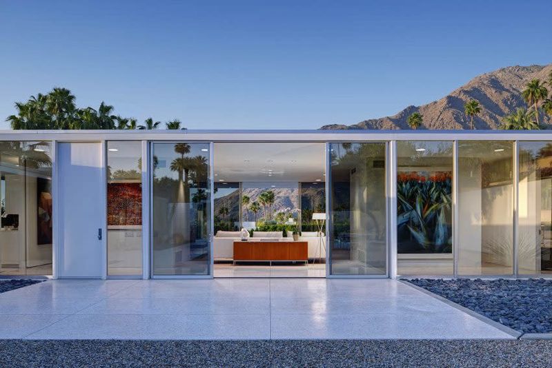 12 Palm Springs Mid-Century Homes That Still Feel Modern And Fresh - Decor Hint The Cody Glass House