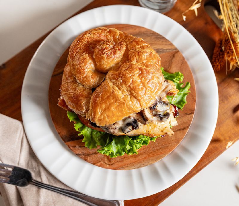 10 Savannah Eateries That Could Capture The Spirit Of Summer With Boils - Decor Hint Goose Feathers – Breakfast Spot With Afternoon Surprises