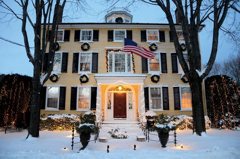 19 Historic Coastal Cottages That Define Maine's Charm - Decor Hint The Captain Lord Mansion – Kennebunkport's Federal Masterpiece