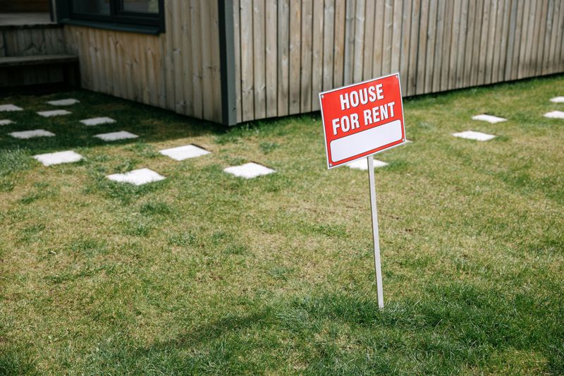 18 Things In Listing Photos That Can Make Buyers Walk Away - Decor Hint No Exterior Shots
