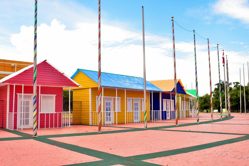 Paint Colors That May Be Less Suitable For Exteriors - Decor Hint Bright Primary Red